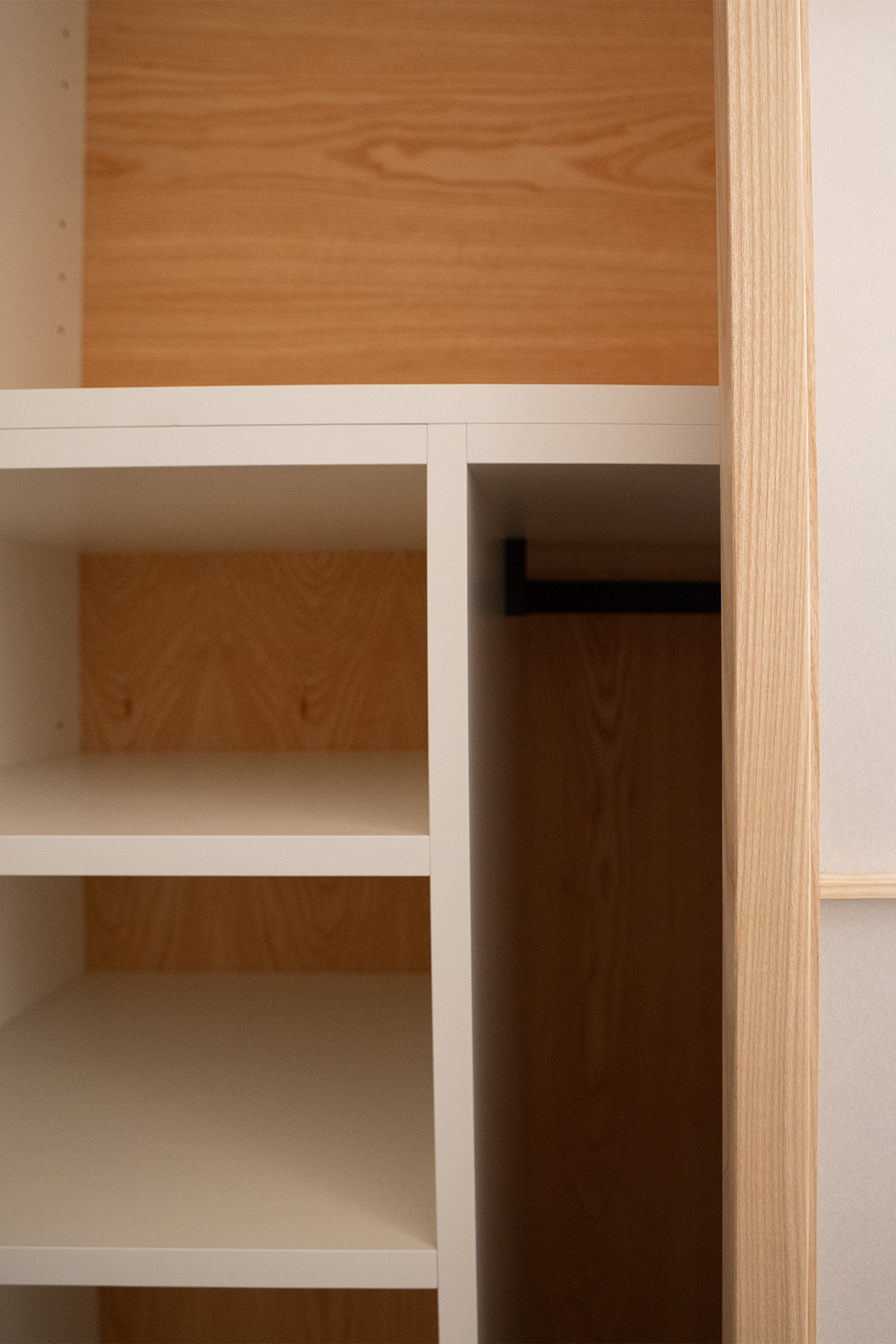 Interno dell’armadiatura con struttura in listellare laminato bianco e schiena impiallacciata in frassino