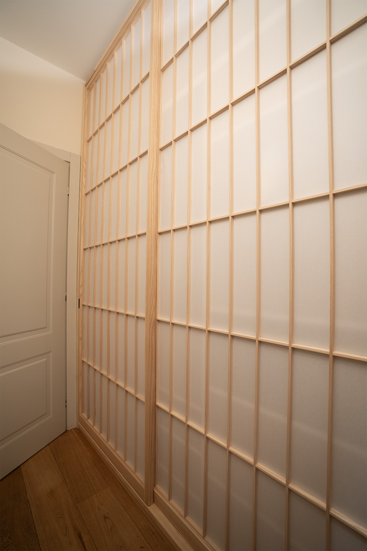 Armadiatura dell’antibagno con porte Shoji fuori scala in frassino olivato e carta washi