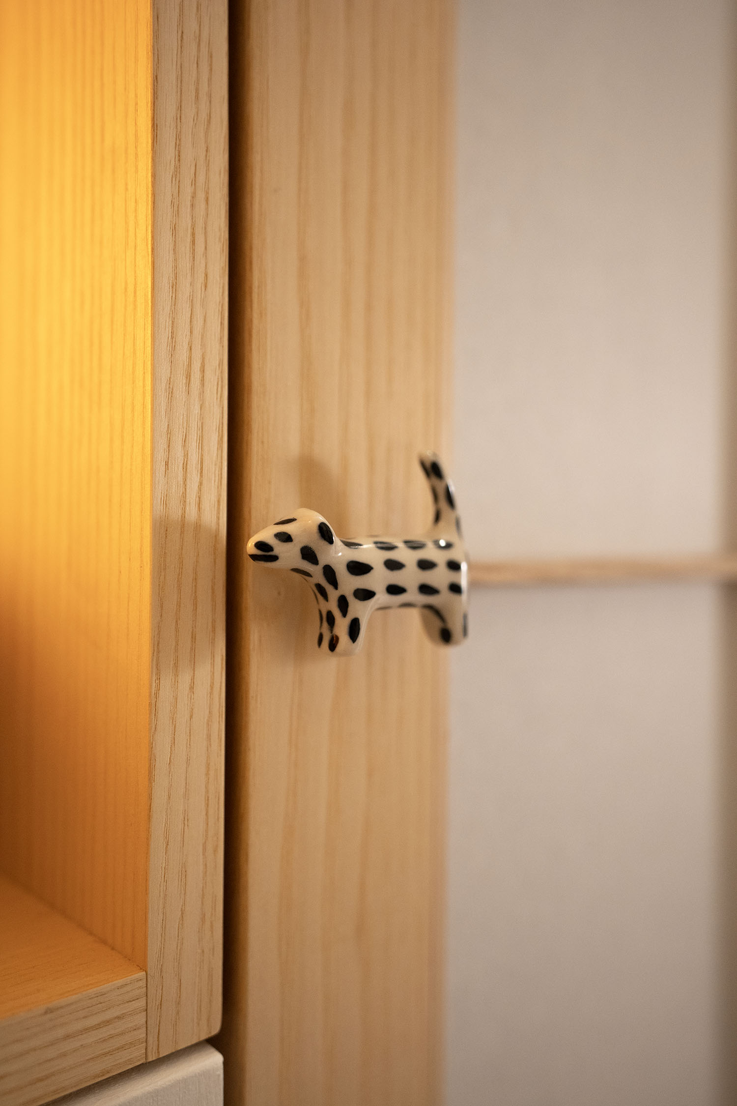 Dettaglio del pomello su mobile d’ingresso artigianale in legno
