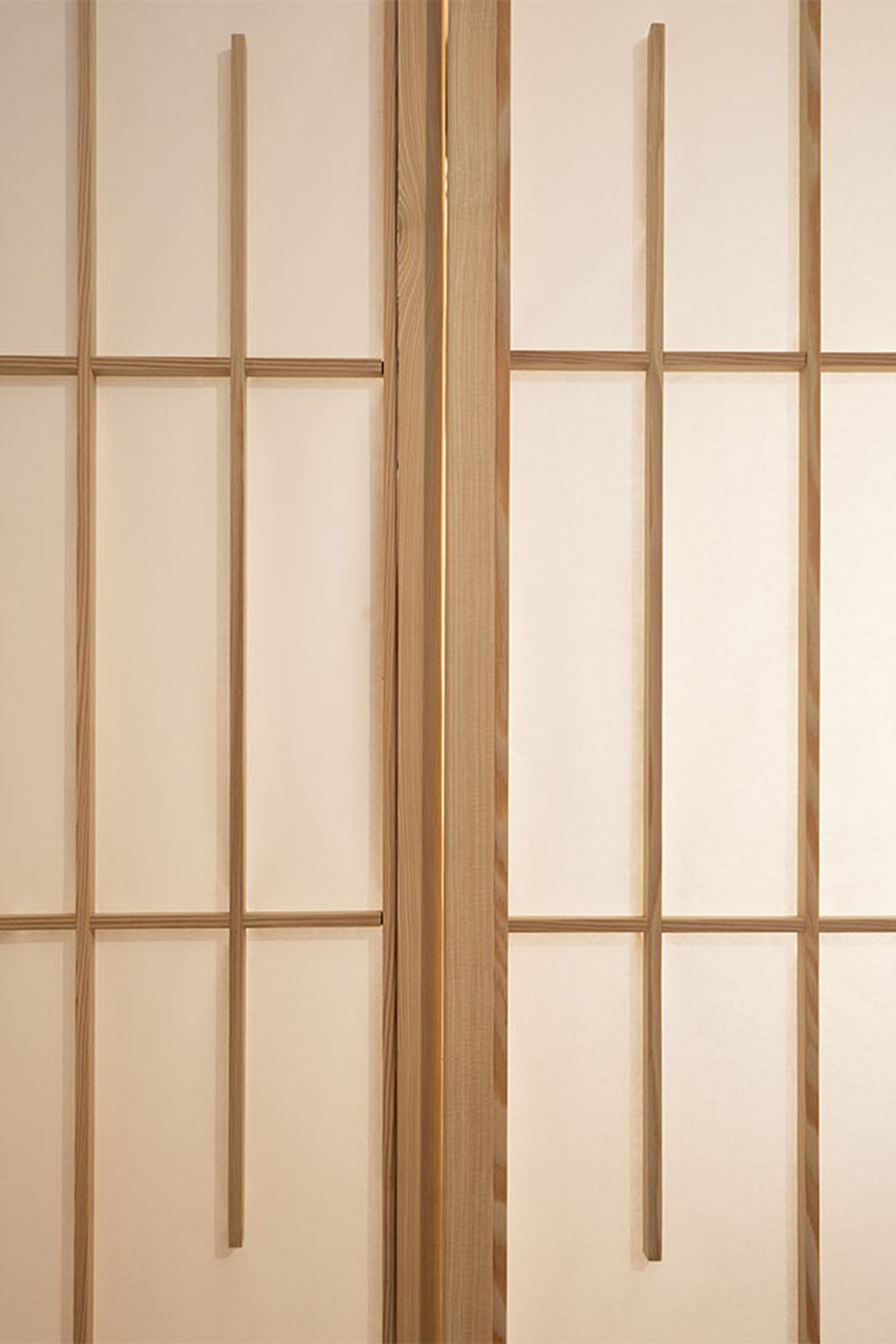 Dettaglio frontale delle ante shoji in carta washi della credenza Yatai