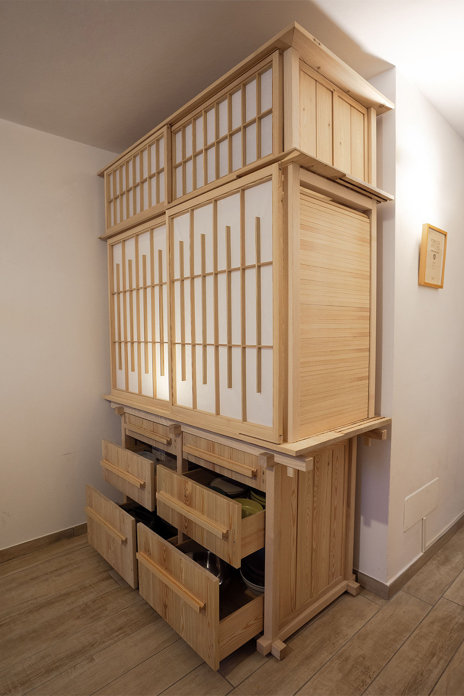 Credenza Yatai in legno con ante shoji e cassetti inferiori aperti