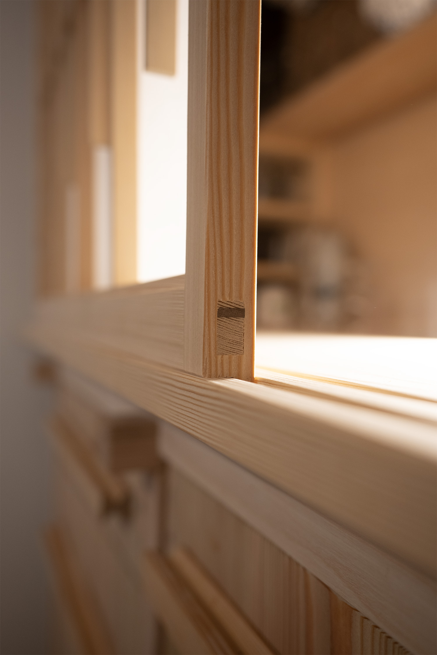 Dettaglio della guida in legno e delle ante shoji su credenza Yatai