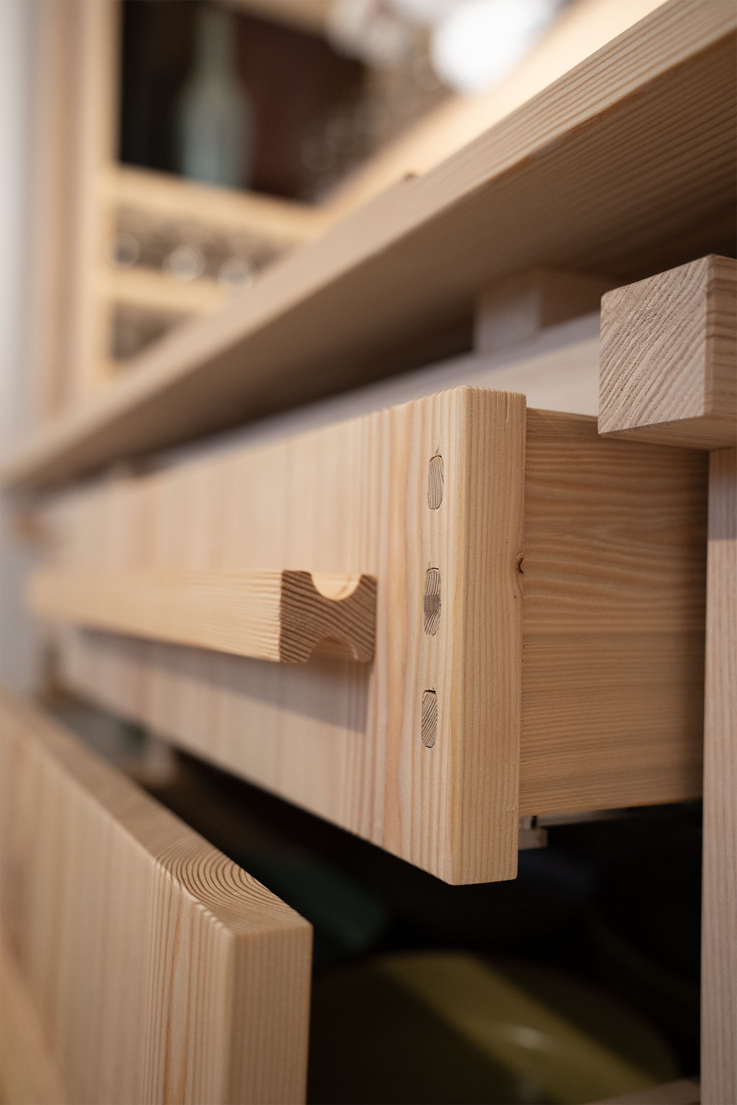Dettaglio dei cassetti in legno della credenza Yatai