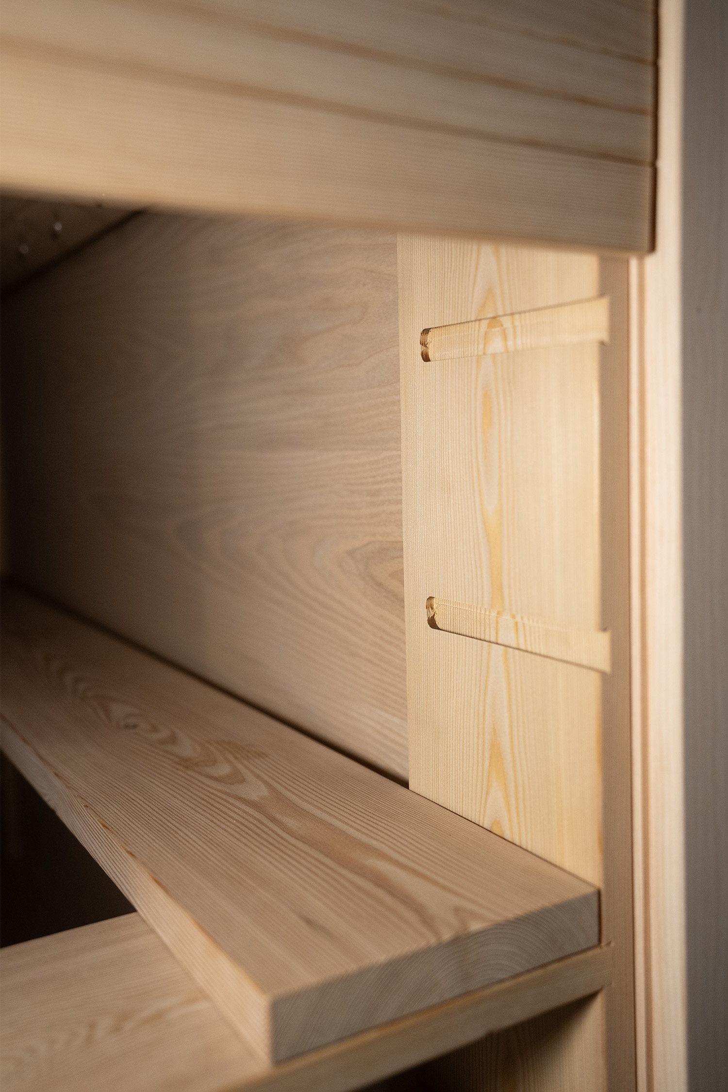 Dettaglio delle mensole regolabili della credenza Yatai