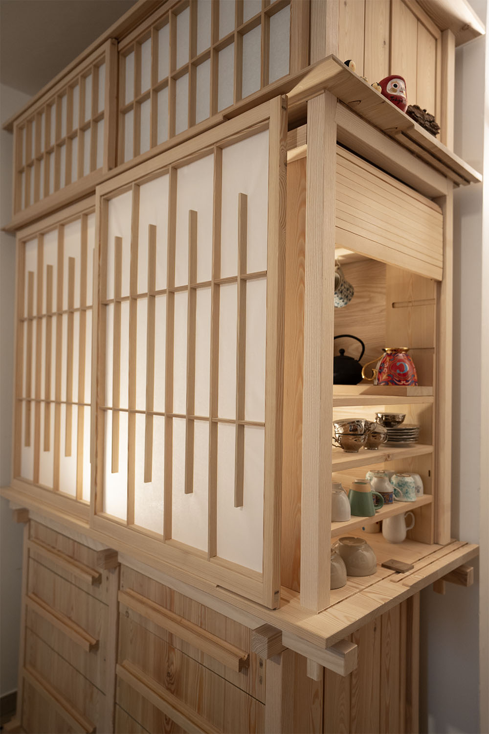 Dettaglio della serrandina laterale in legno della credenza Yatai