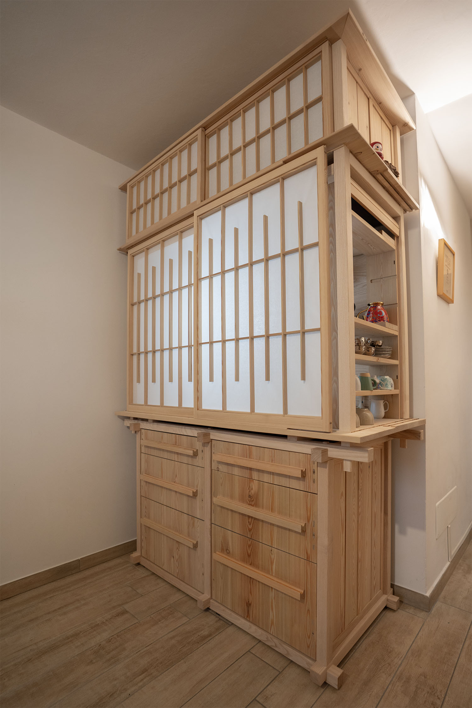 Vista generale della credenza Yatai con ante shoji chiuse e struttura in legno