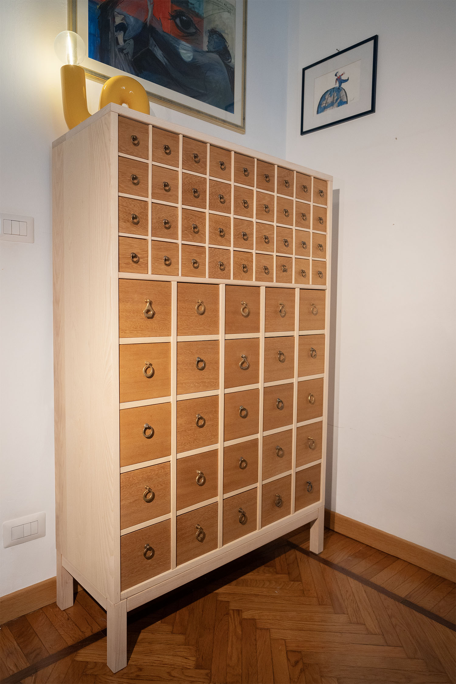 Cassettiera con 61 cassetti in legno e pomelli recuperati