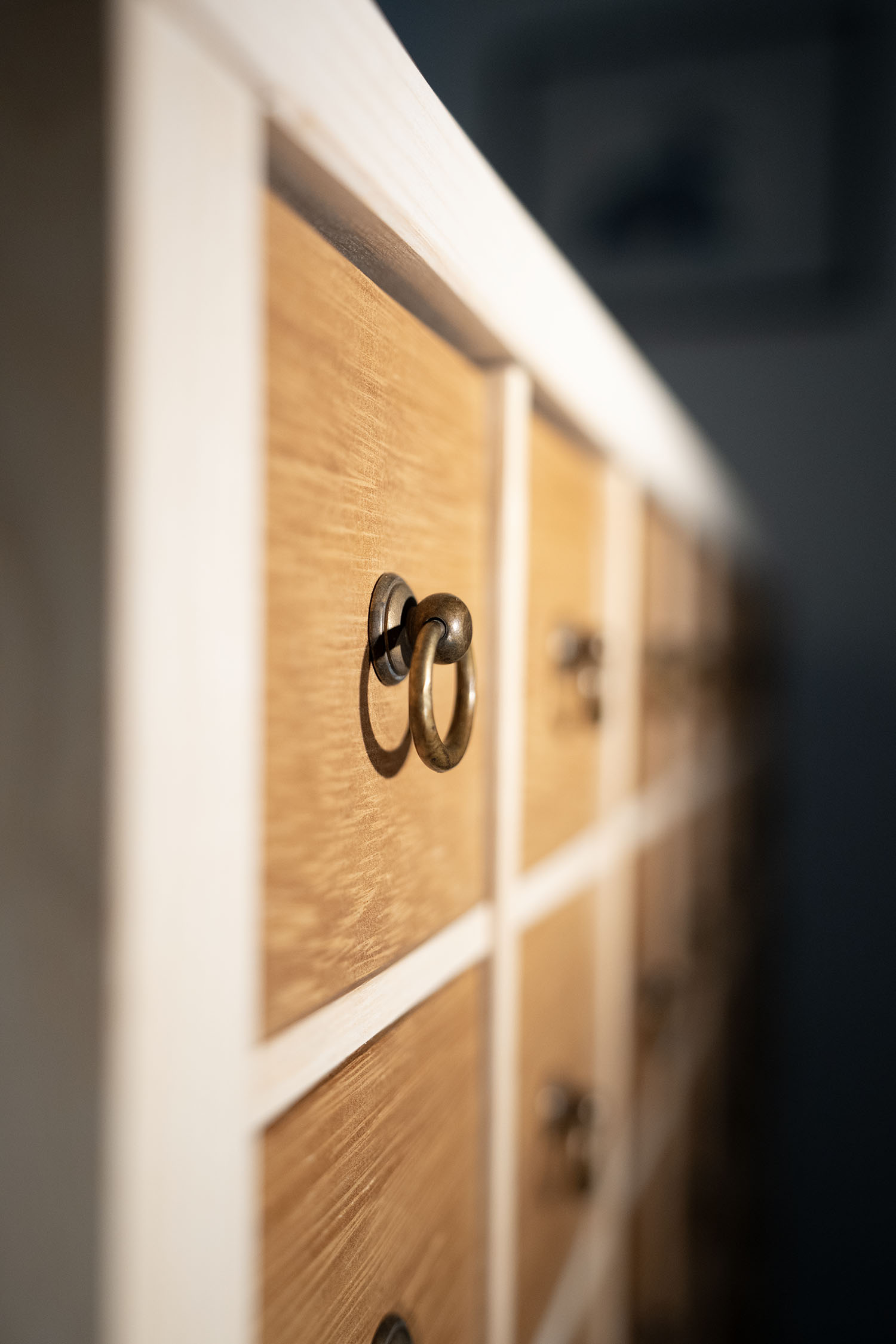 Pomelli vintage recuperati su cassettiera artigianale in legno