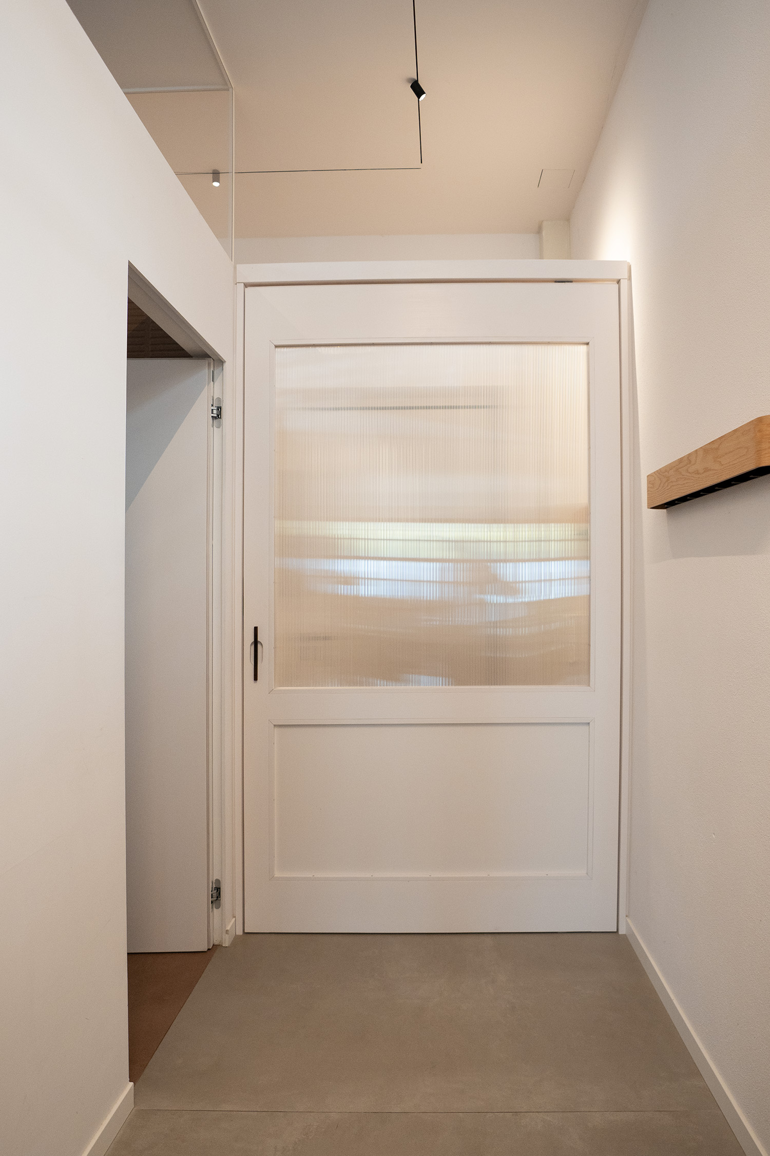 Porta pivotante che separa l’ingresso dal resto della casa