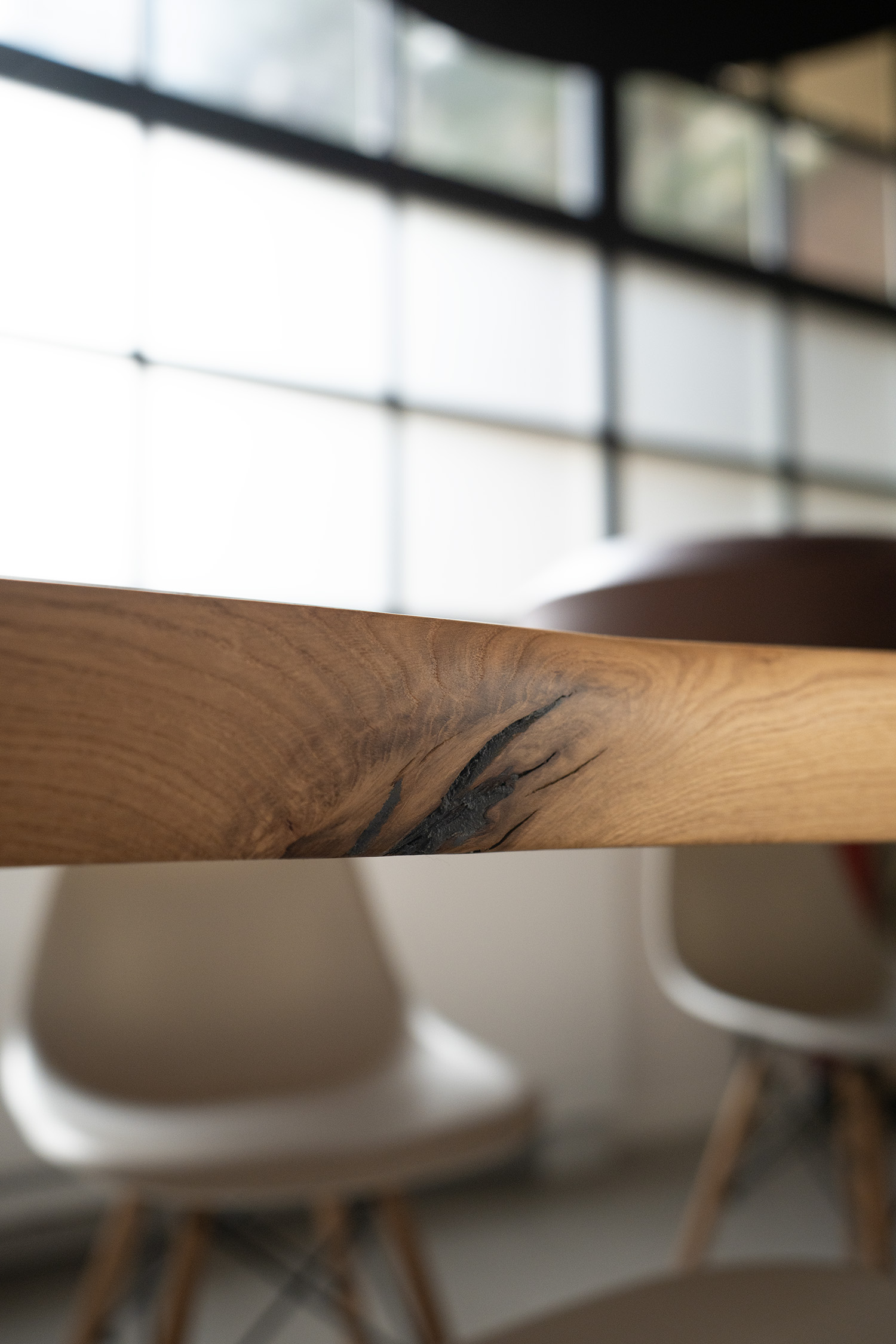 Dettaglio dei nodi naturali nel piano in rovere massello