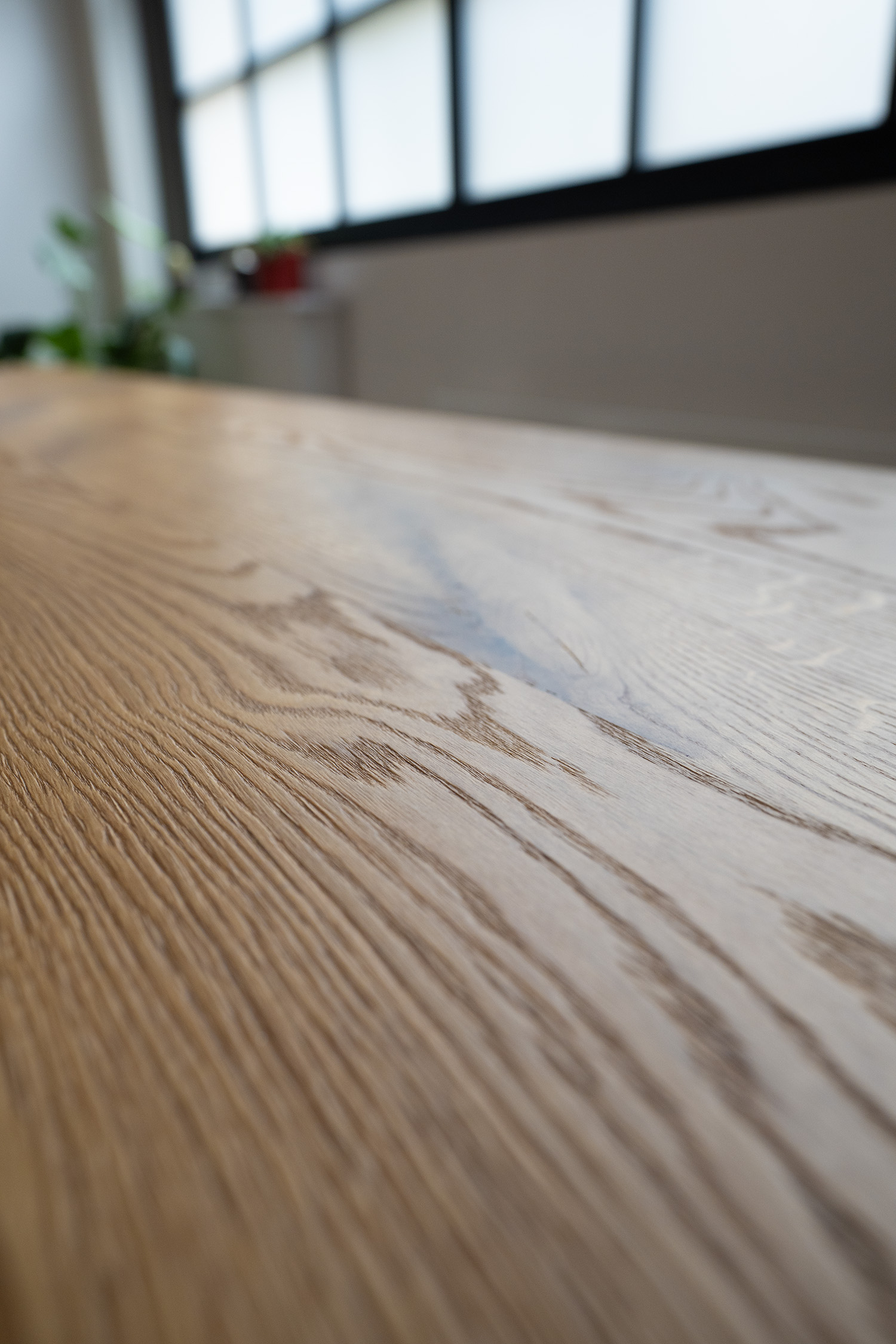Superficie del tavolo in rovere con venature e nodi visibili