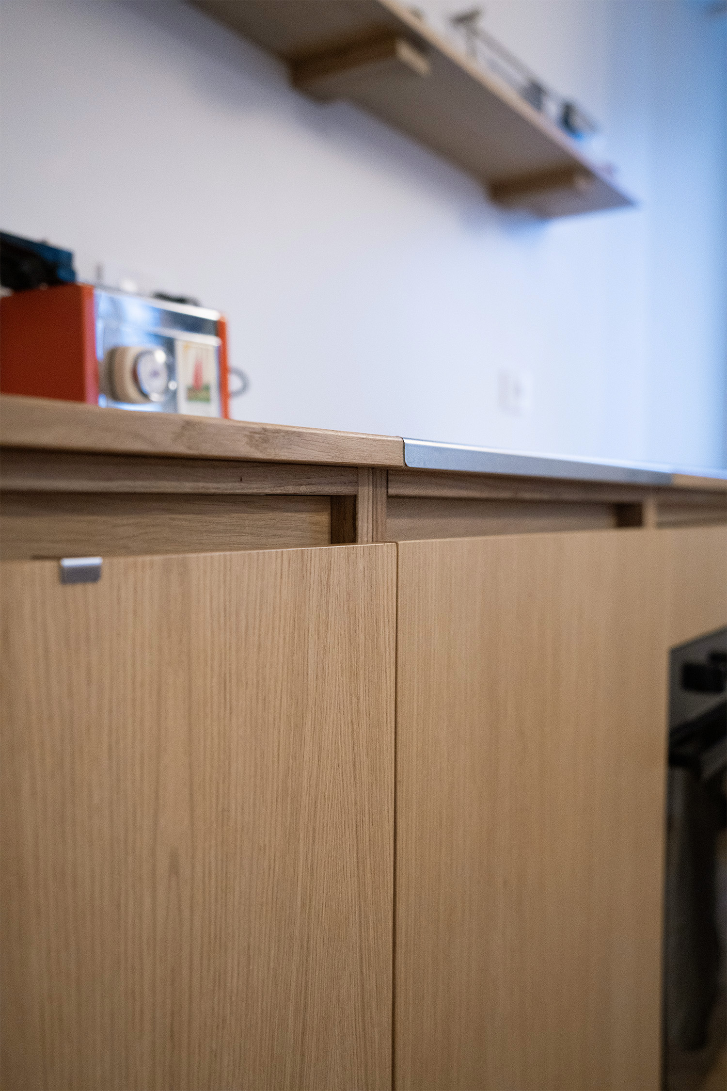 Cucina lineare in rovere con maniglia a gola
