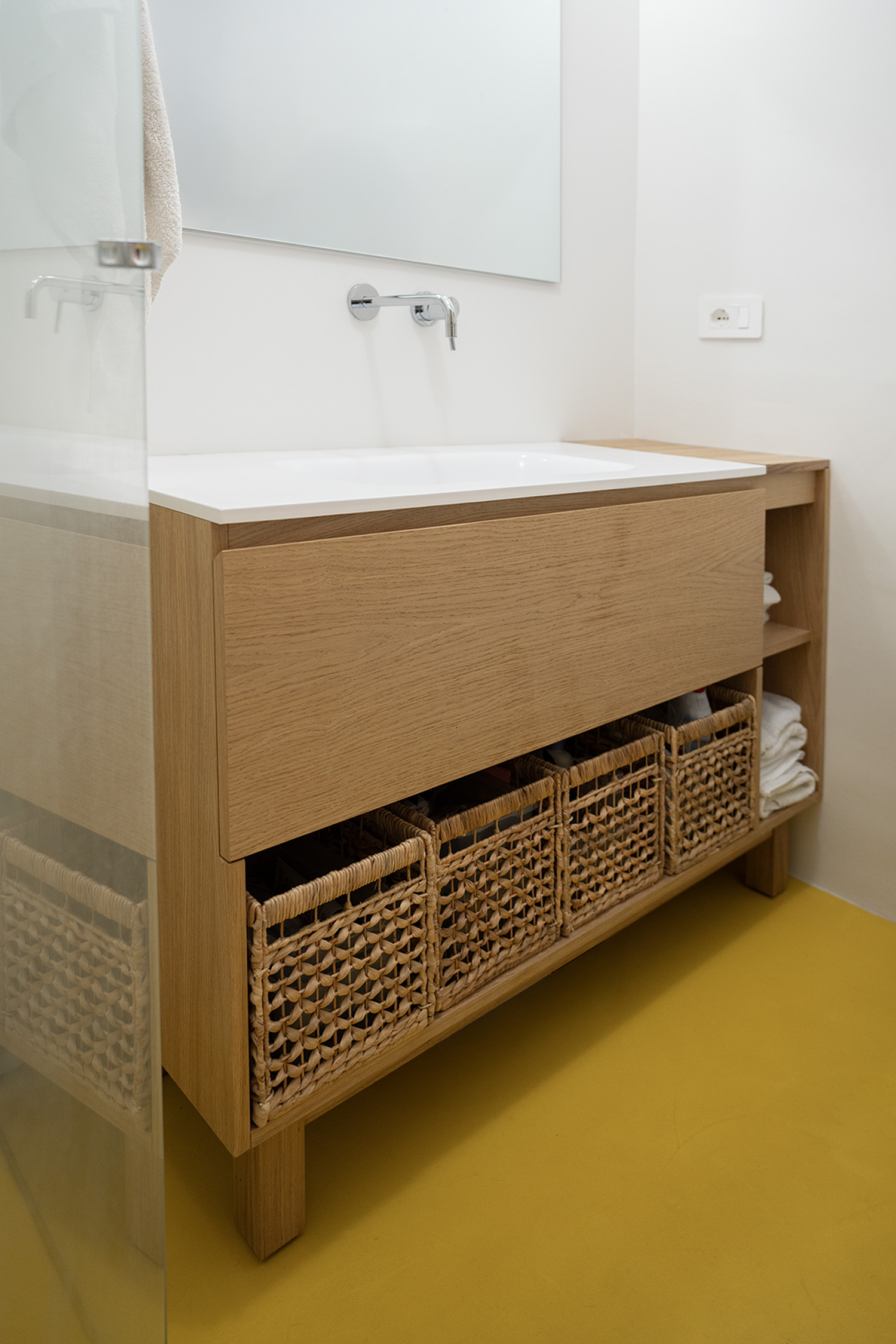 Mobile bagno su misura in rovere con due cassetti e lavabo bianco opaco
