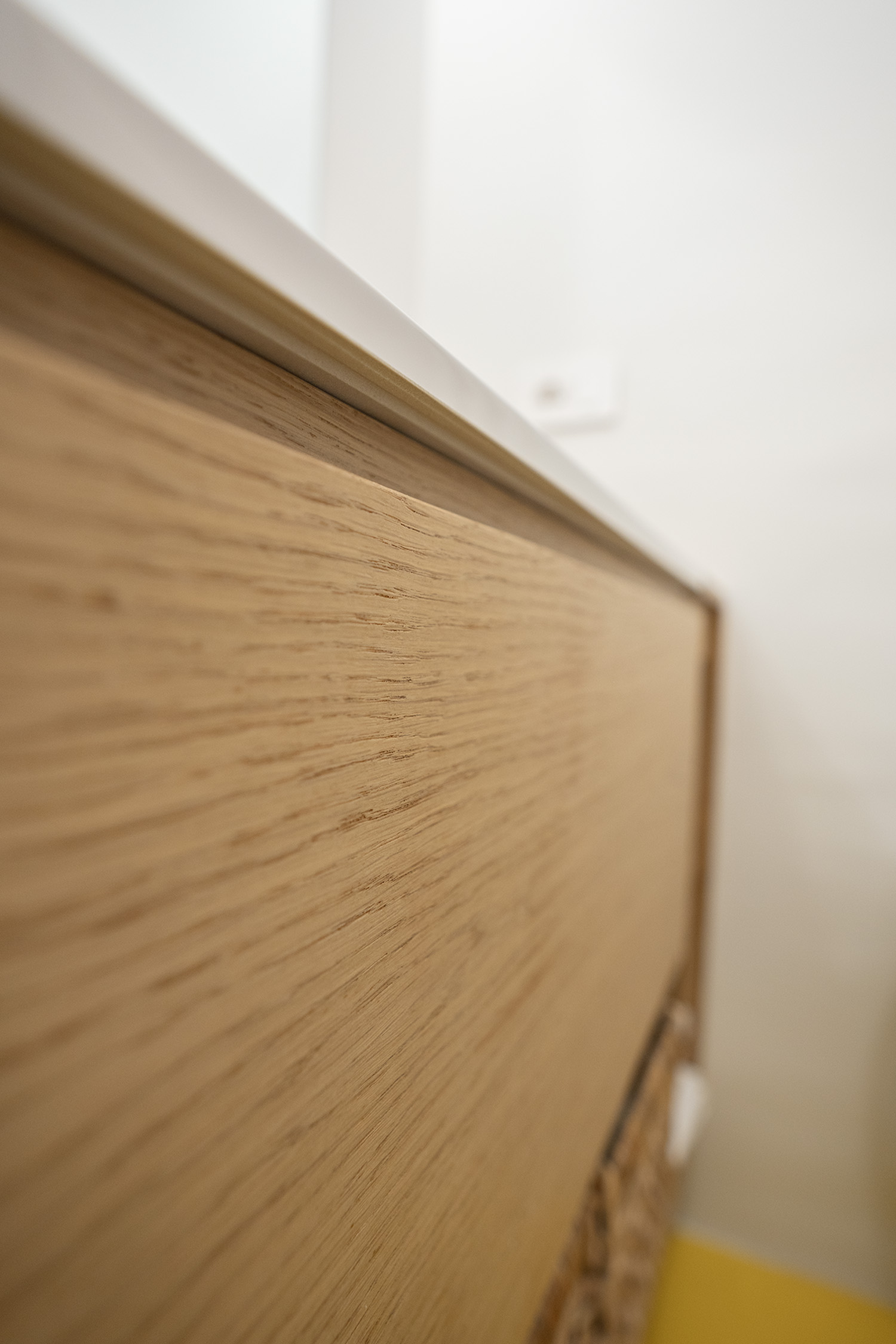 Dettaglio del frontale in rovere e del cassetto del mobile bagno