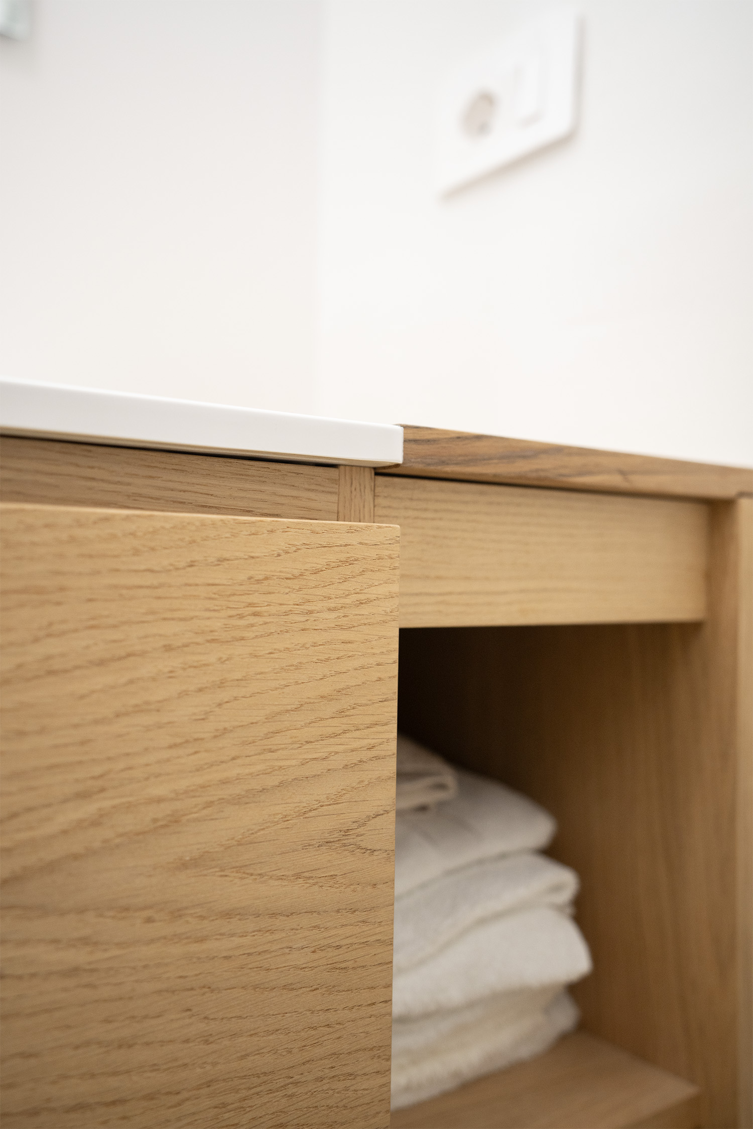 Mobile bagno in rovere con vano laterale aperto e lavabo in appoggio