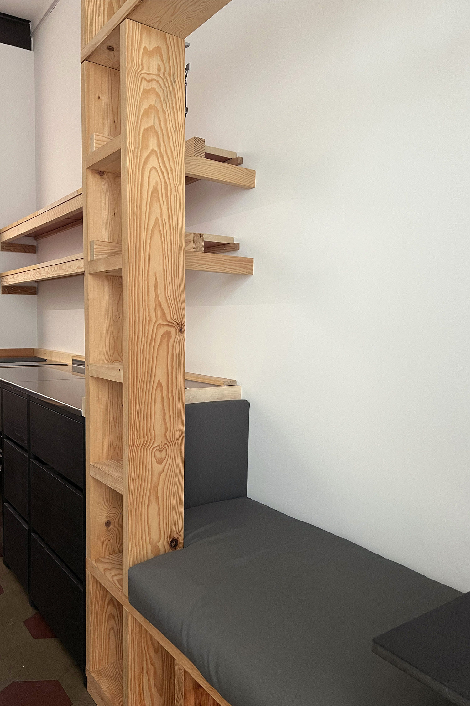 Libreria d’ingresso con struttura verticale, seduta e spazi contenitivi