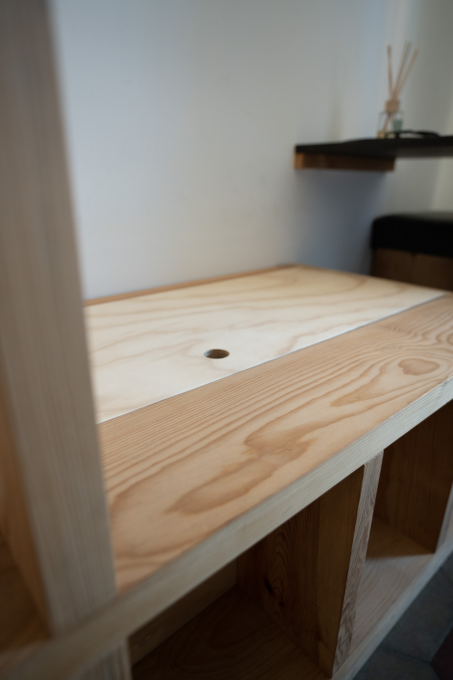 Piano in legno della libreria contenitiva d’ingresso con vani sottostanti