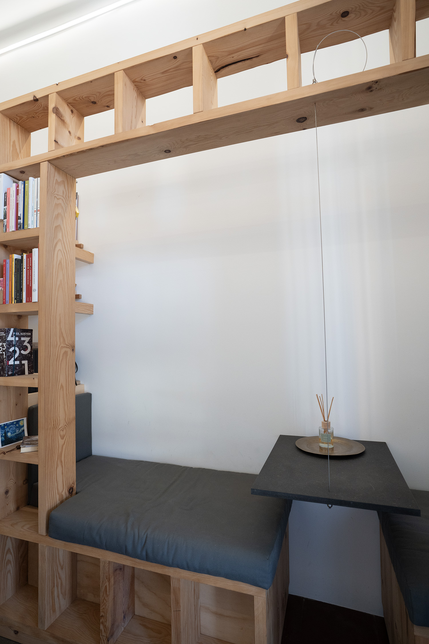 Libreria contenitiva d’ingresso in legno di recupero con sedute e tavolino centrale