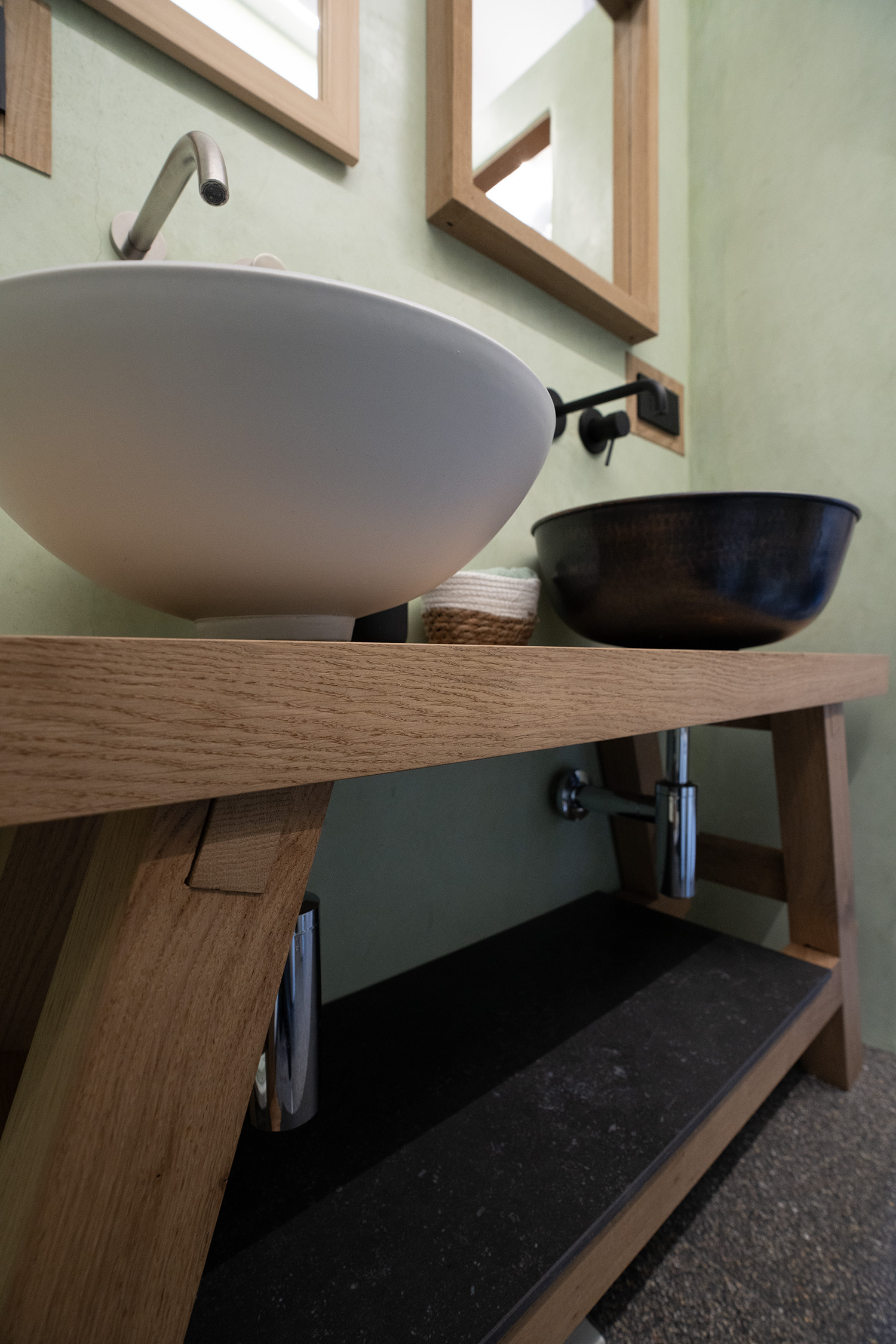 Mobile bagno Moravian in rovere alluvionale con due lavabi da appoggio