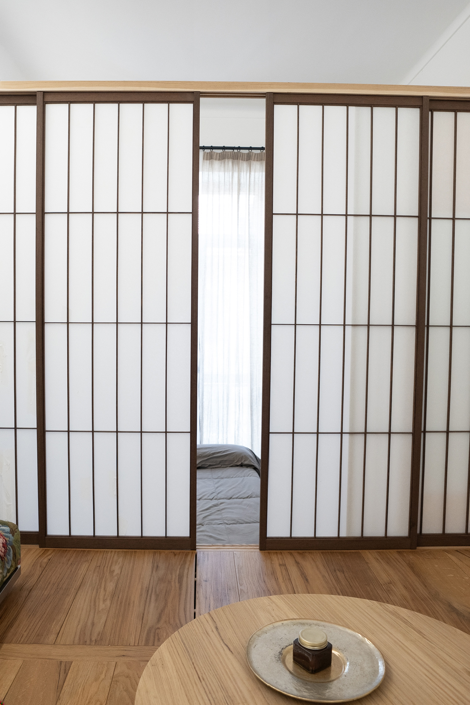 Porte Shoji in wengé e carta washi con apertura centrale tra zona giorno e zona notte