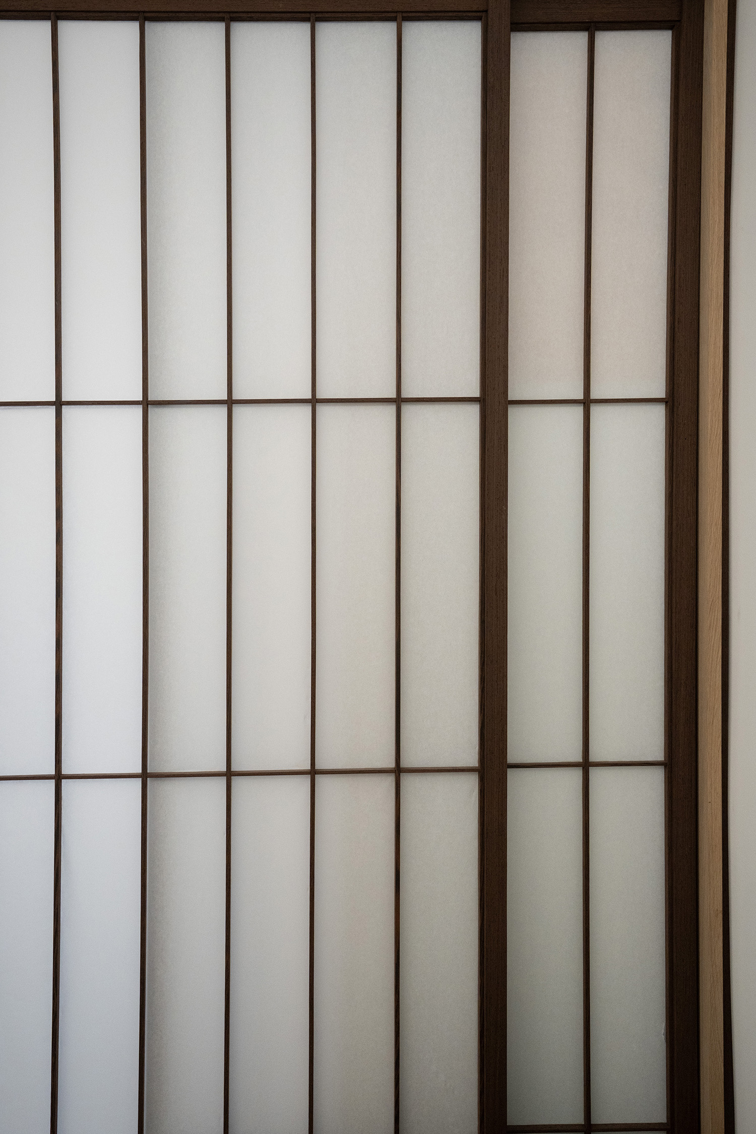 Dettaglio della carta washi e del telaio in wengé delle porte Shoji