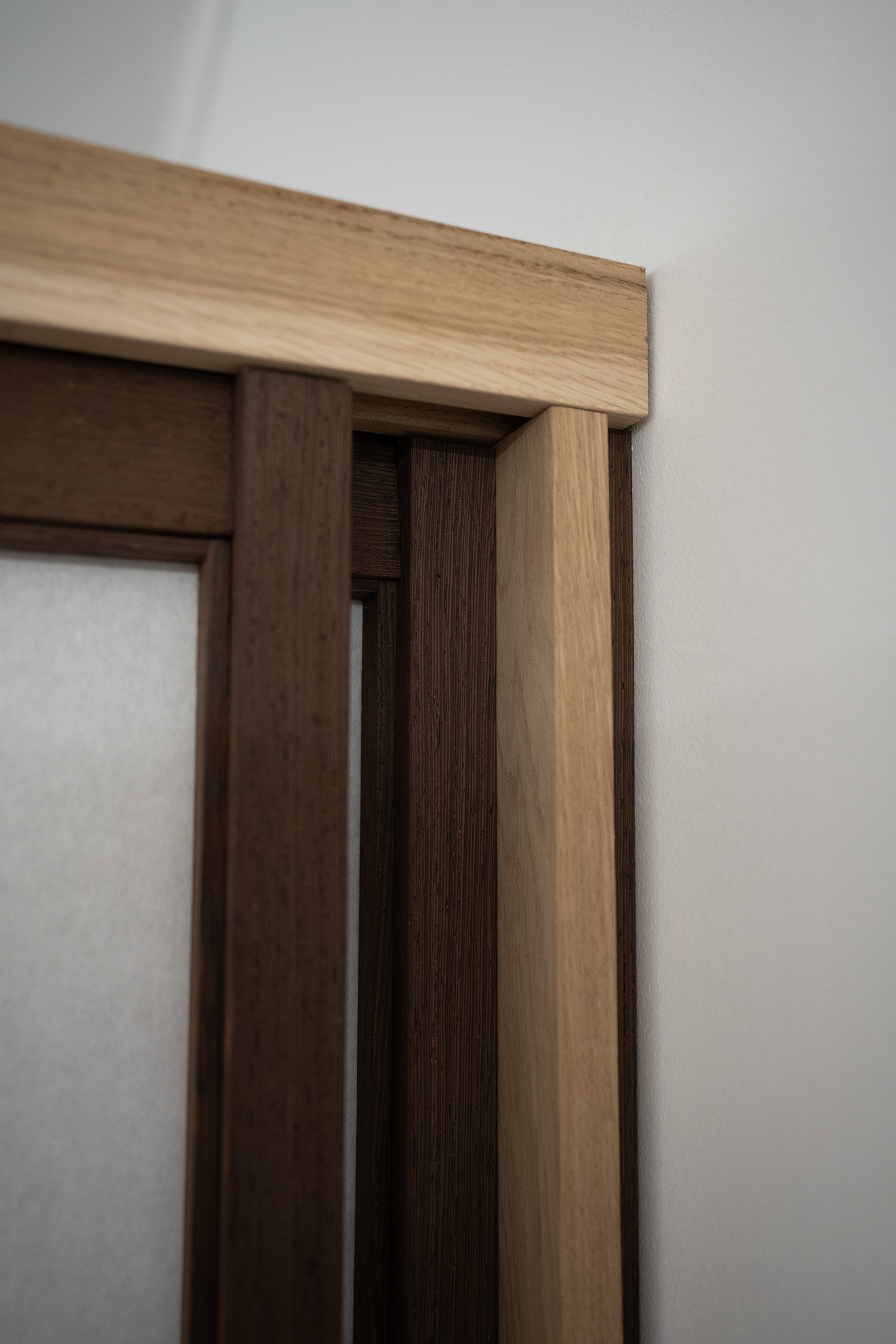 Particolare della cornice in legno delle porte Shoji