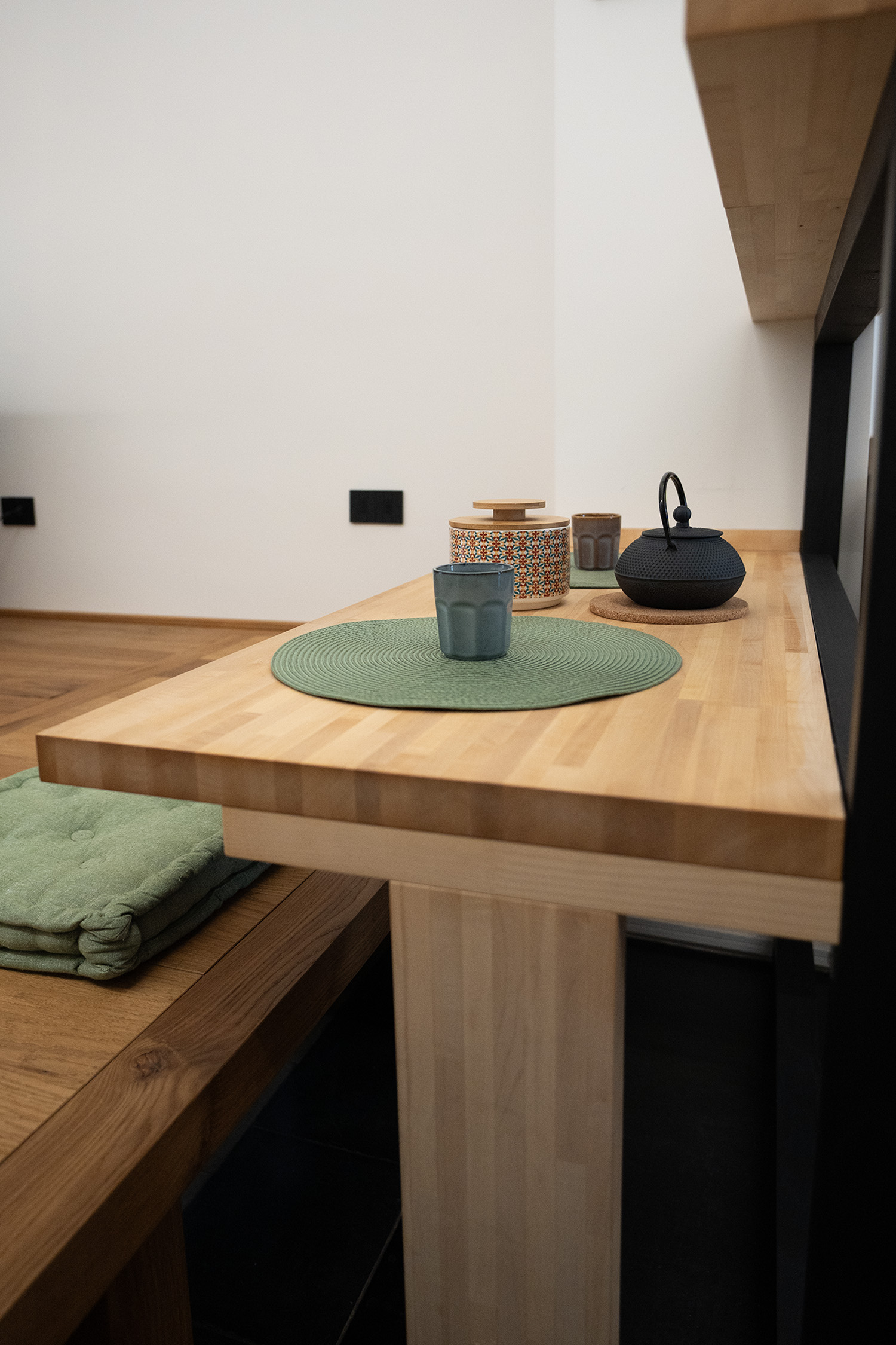 Piano snack in legno della cucina su misura con seduta integrata