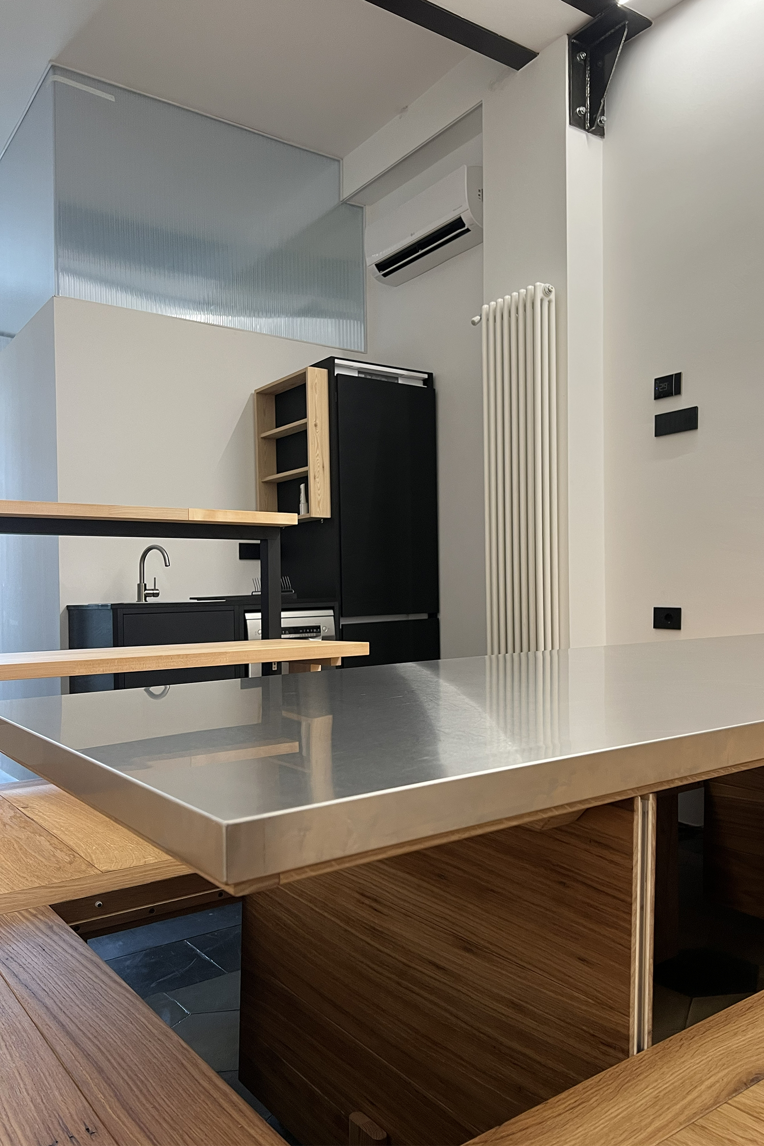 Tavolo su piattaforma della cucina su misura