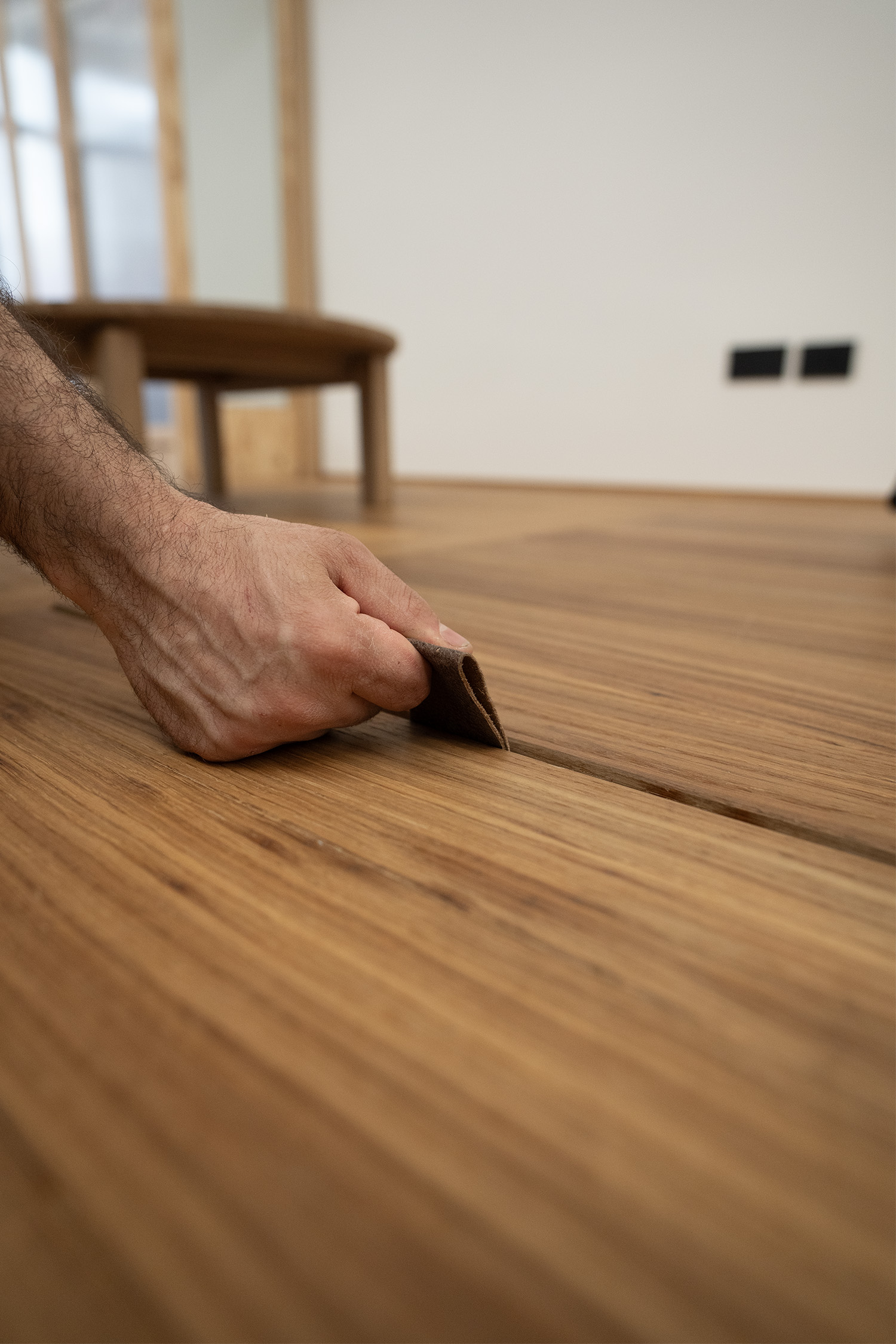 Dettaglio apertura del piano in legno della piattaforma