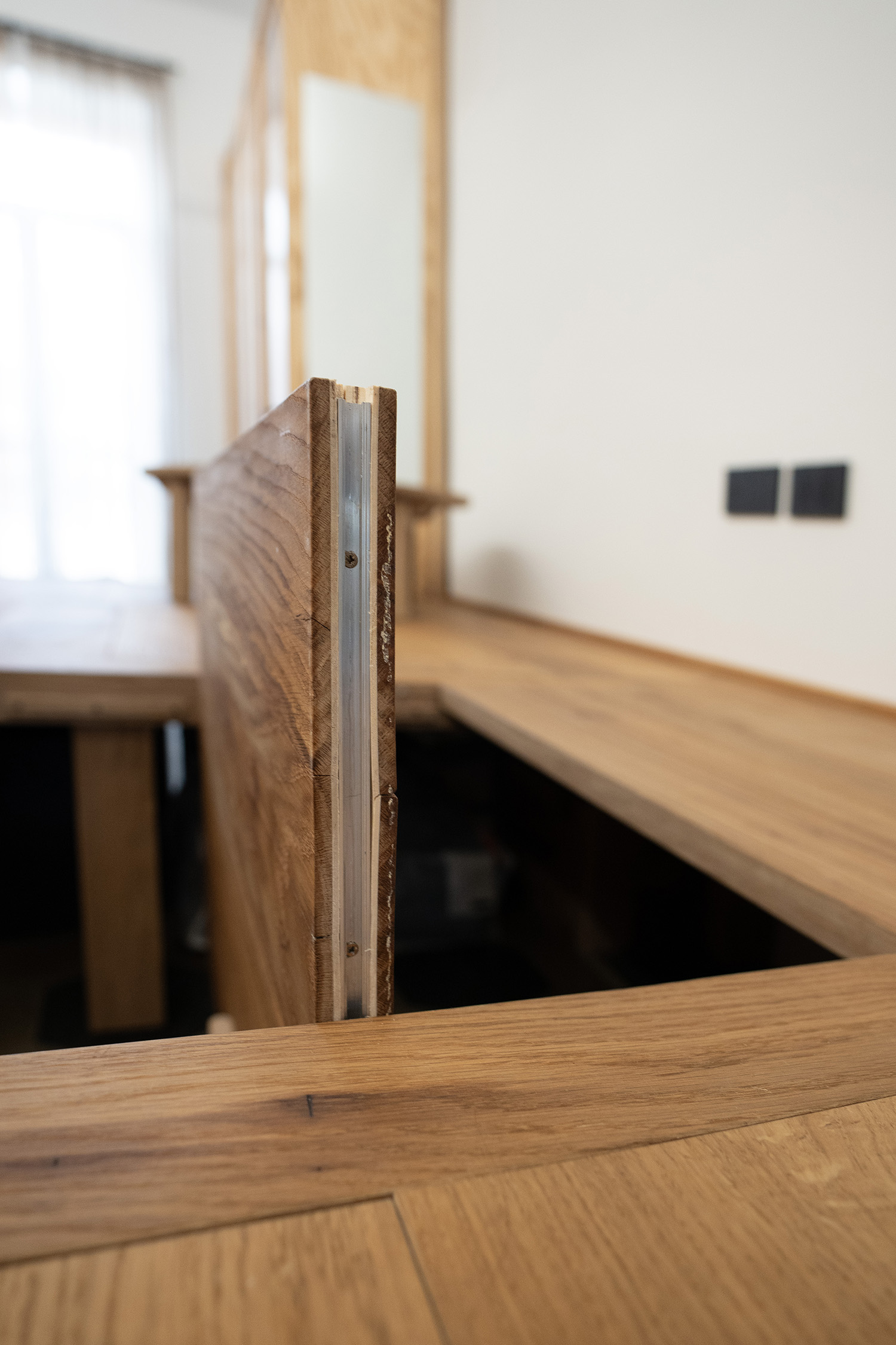Apertura della piattaforma in legno per estrazione tavolo