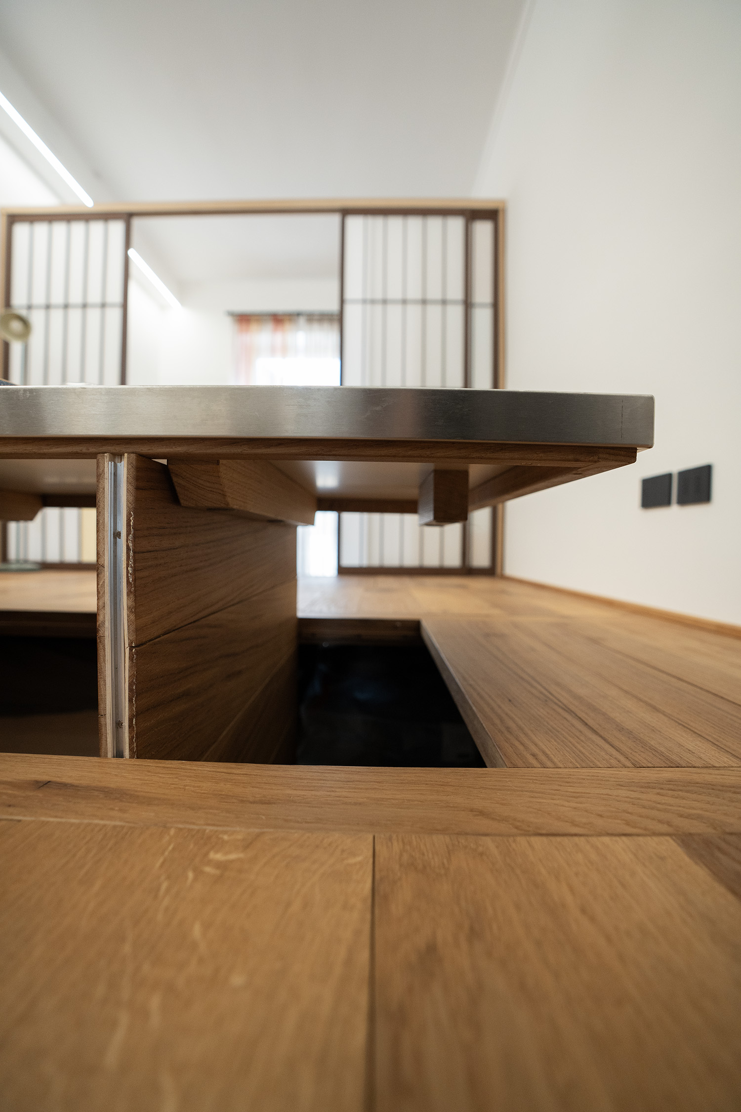 Dettaglio della piattaforma in legno con vano seduta