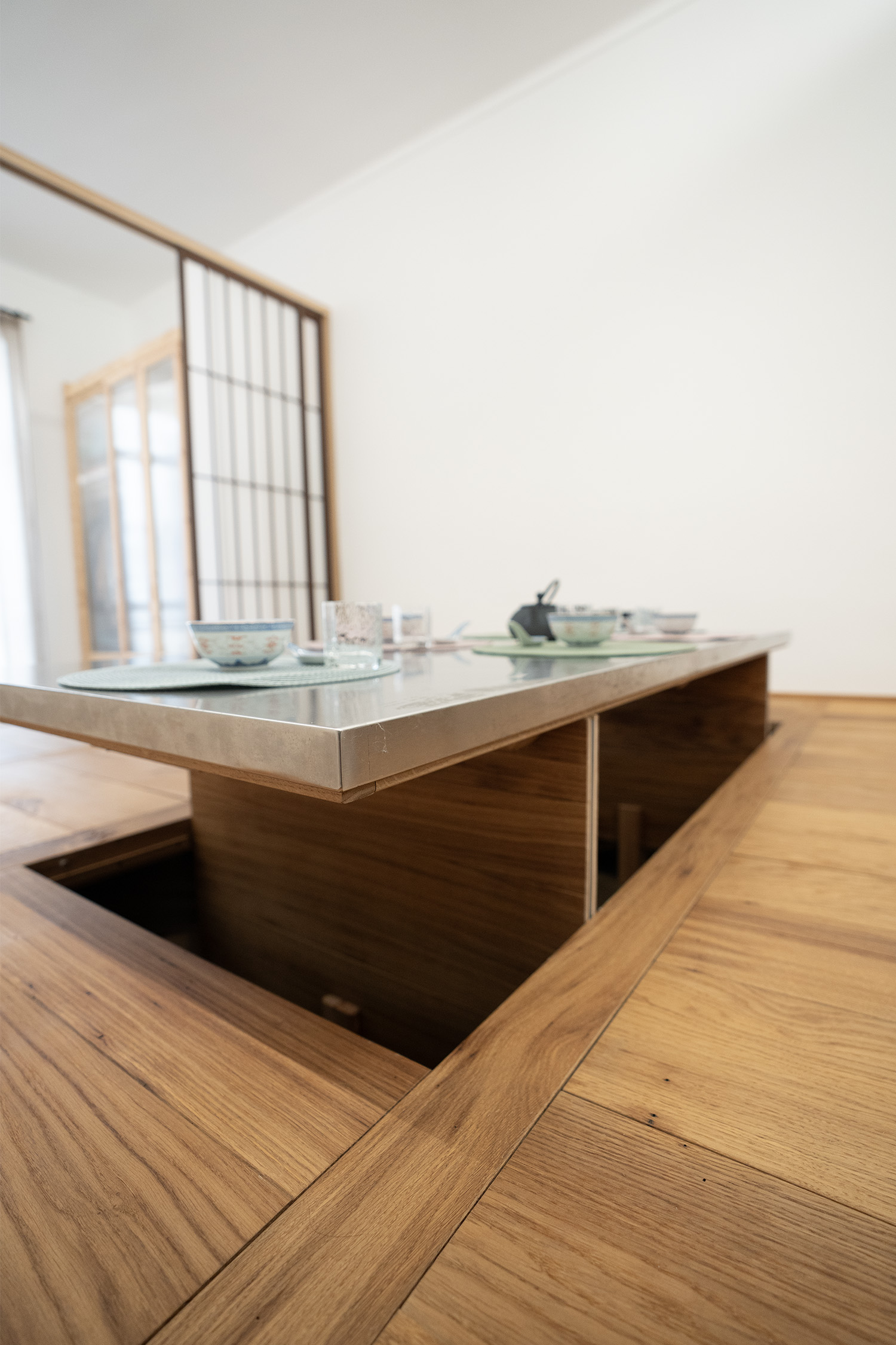 Piattaforma in legno con tavolo montato