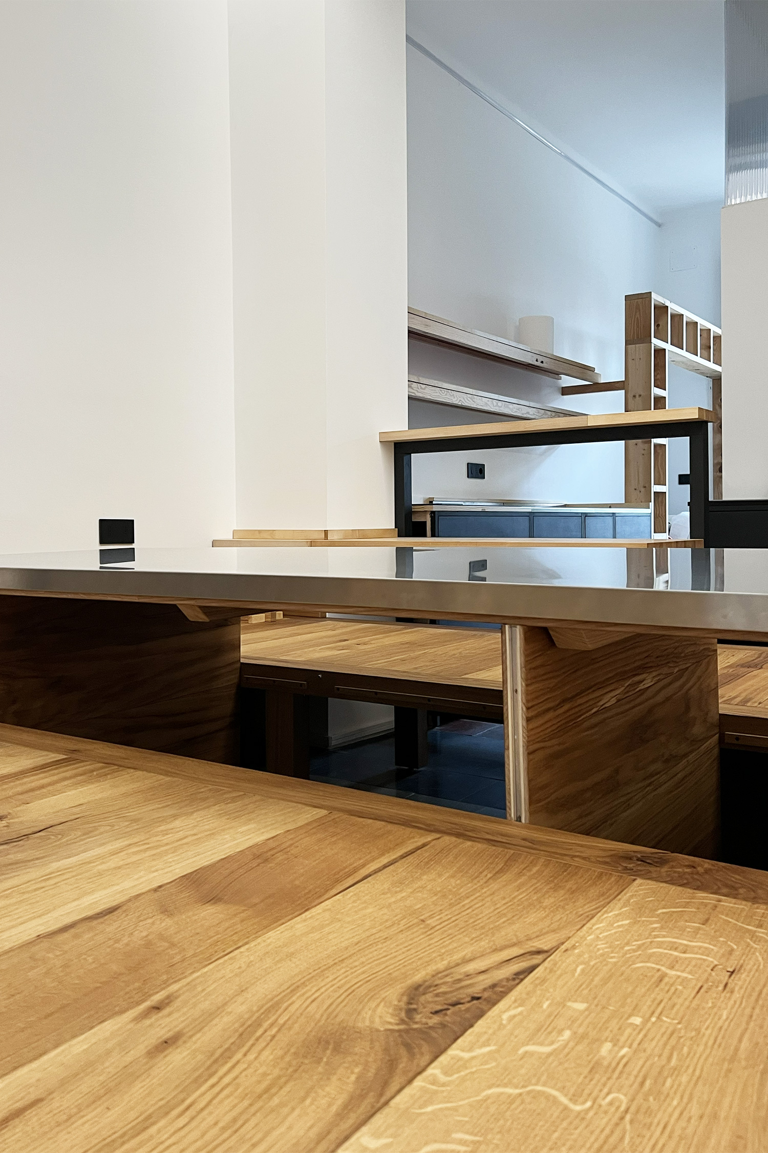 Vista della piattaforma in legno verso la zona cucina