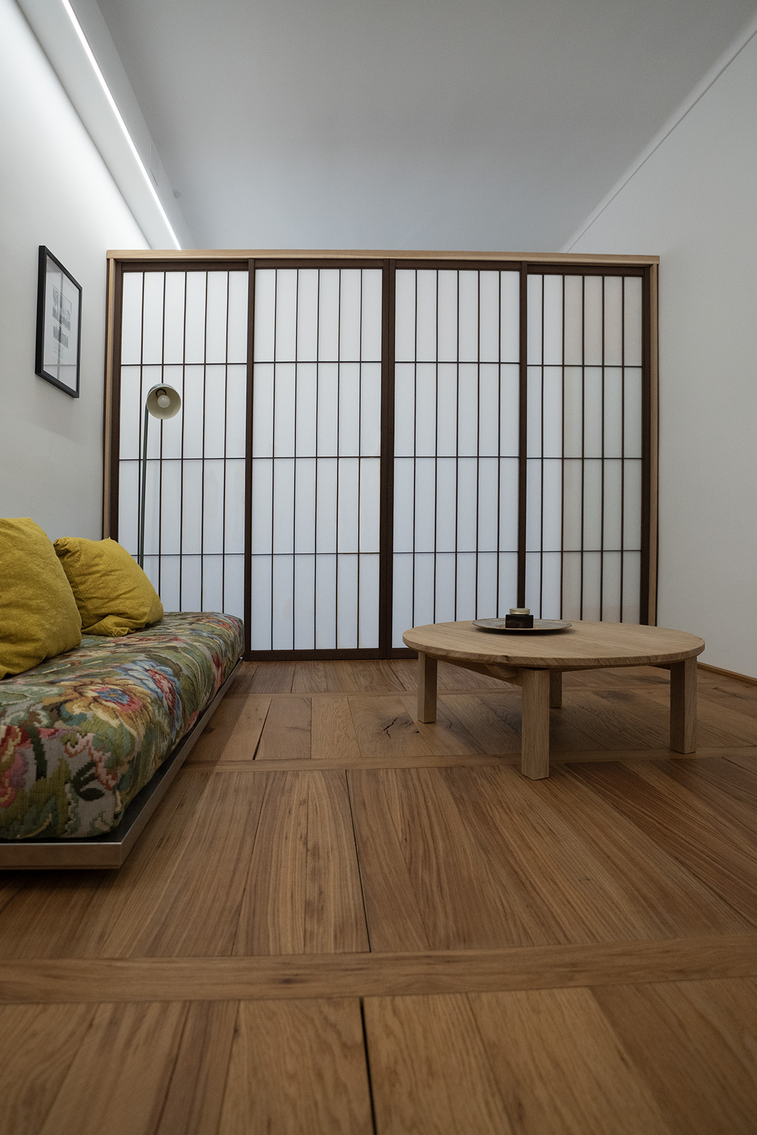Vista generale della piattaforma in legno con zona giorno e porte Shoji