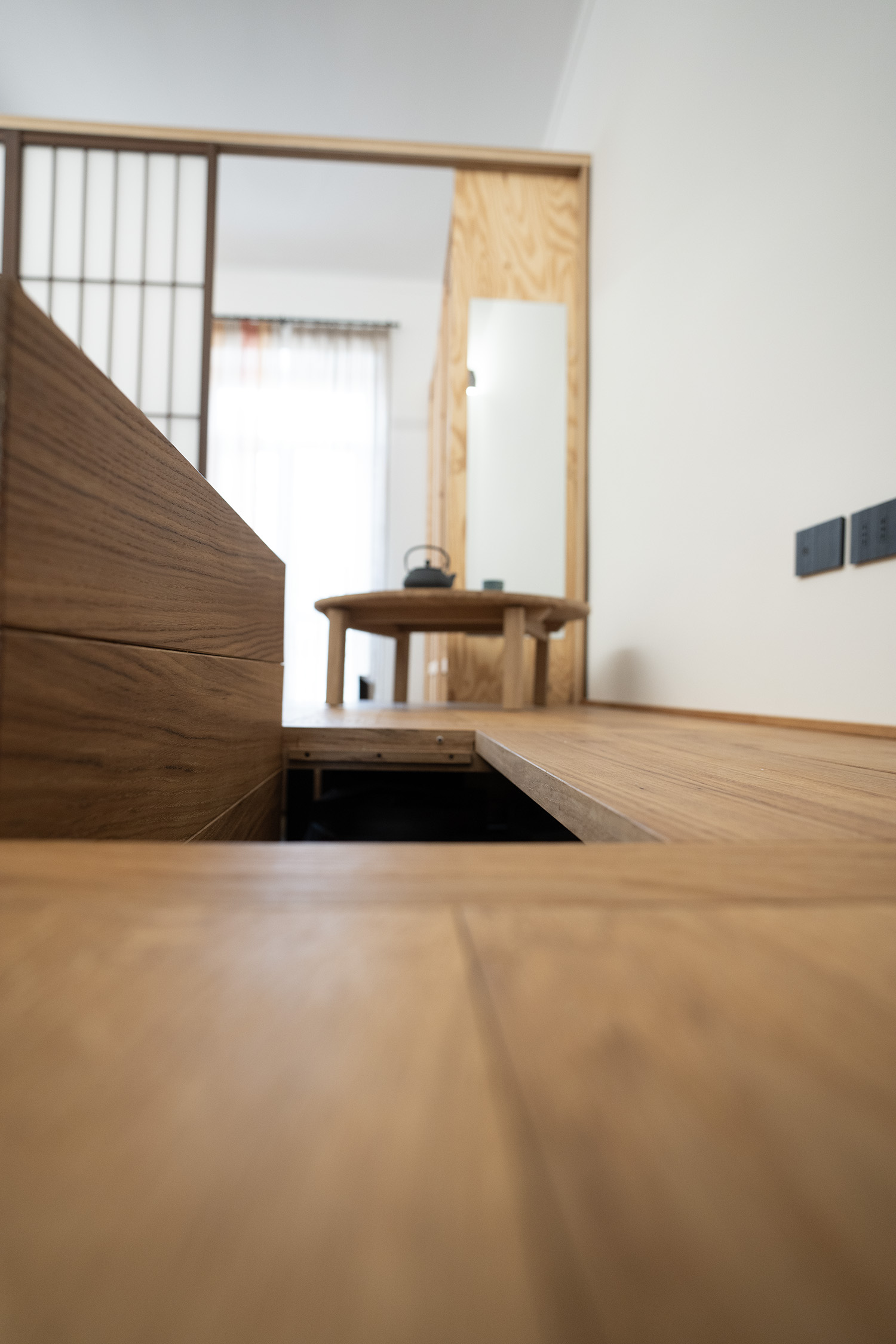 Vista della piattaforma in legno verso la zona con porte Shoji