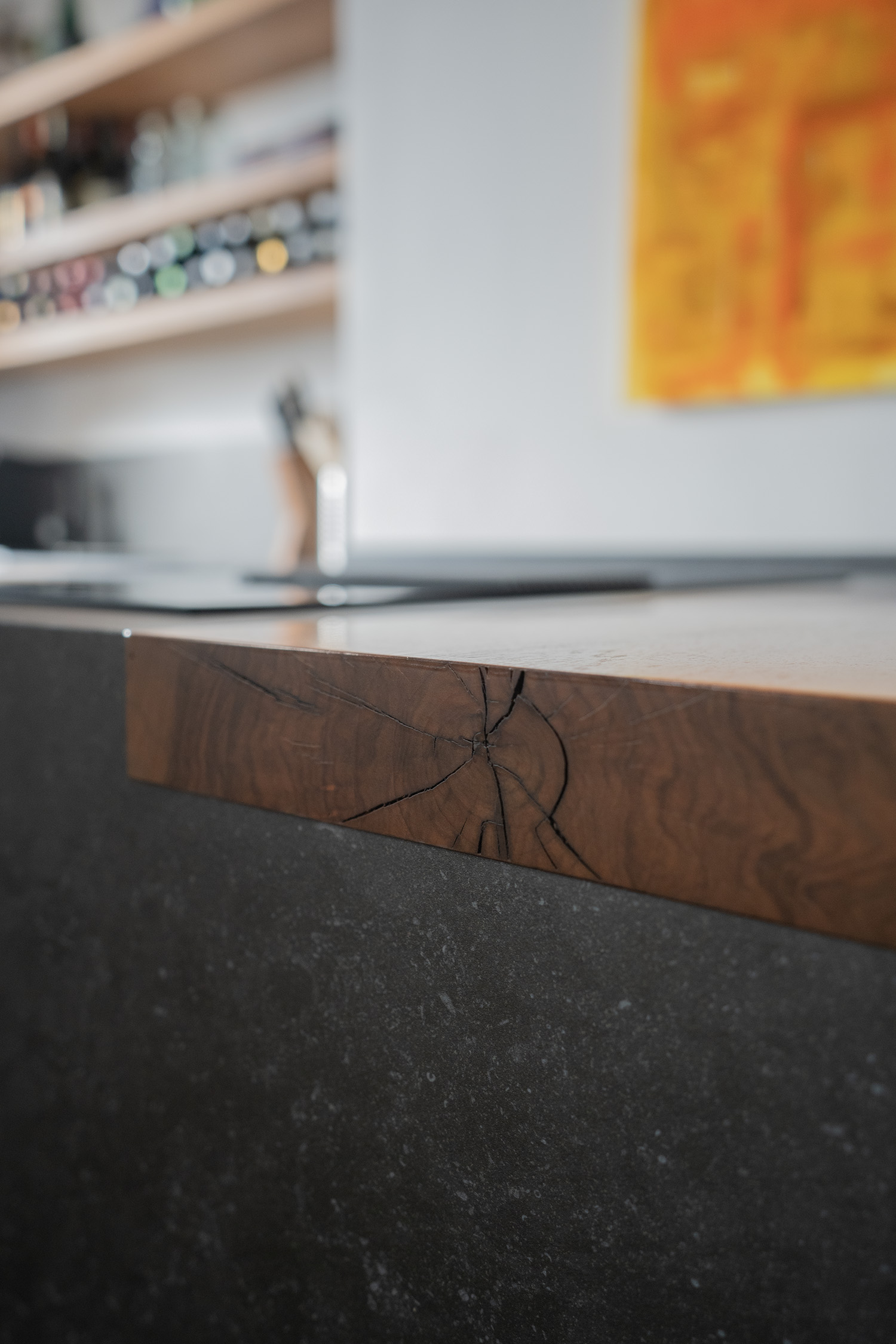 Dettaglio fianco in Dekton e piano snack in noce nazionale