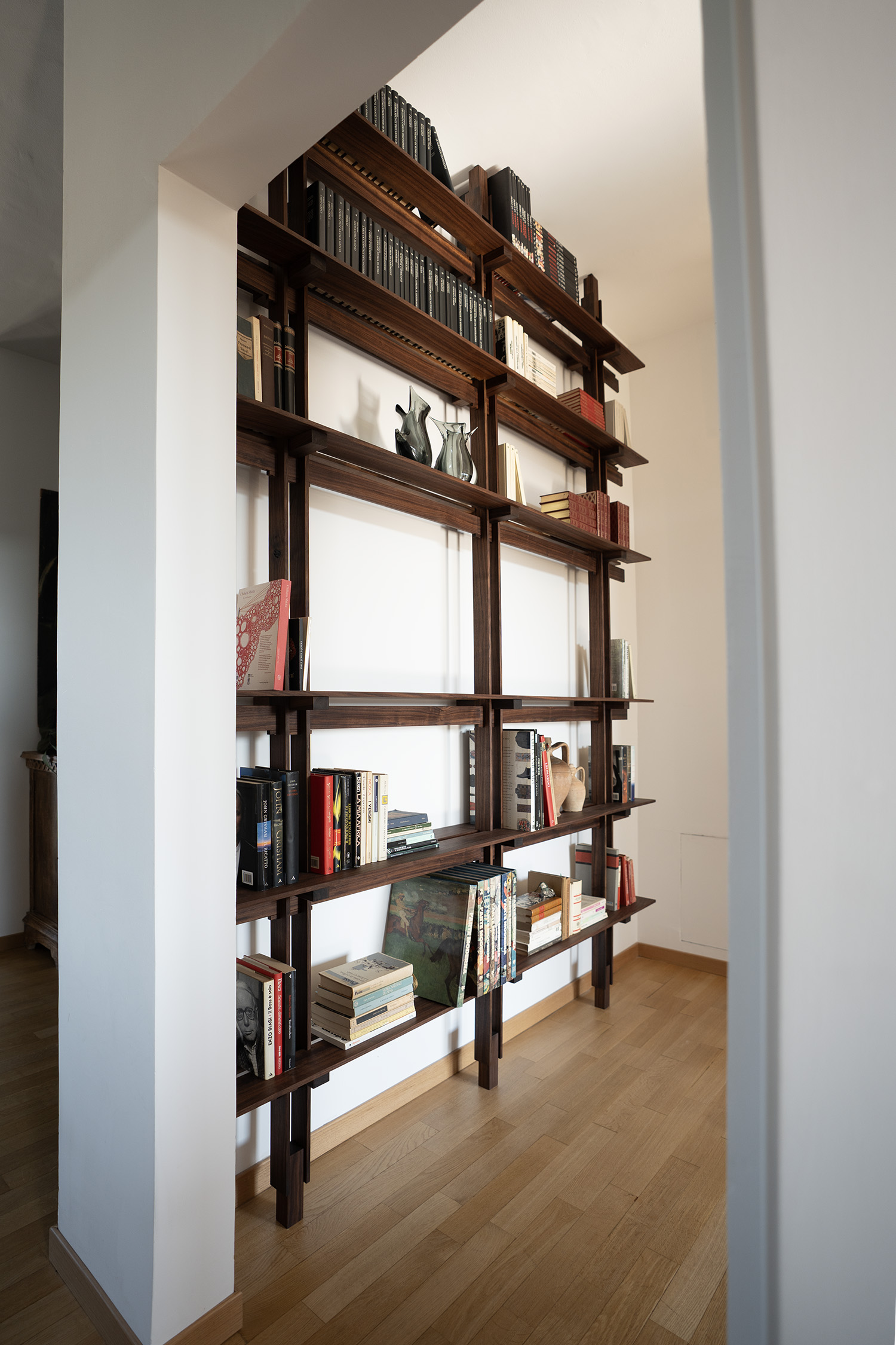 Libreria Nuki12 in noce canaletto realizzata su misura per la zona giorno
